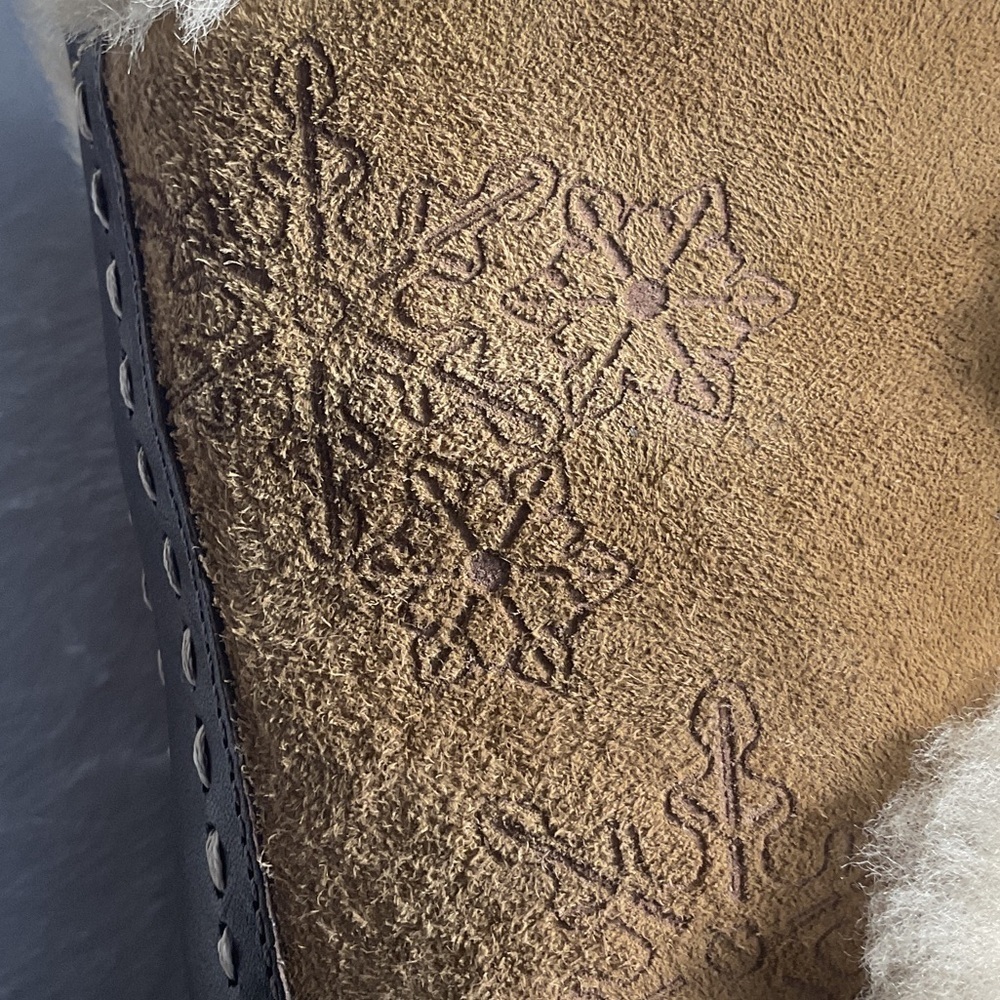 The North Face Tan and Cream Winter Boots with snowflakes - Picture 8 of 9